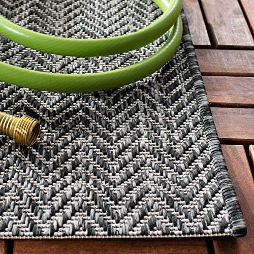 SAFAVIEH Outdoor Runner Rug 2'3"x8' - Image 4